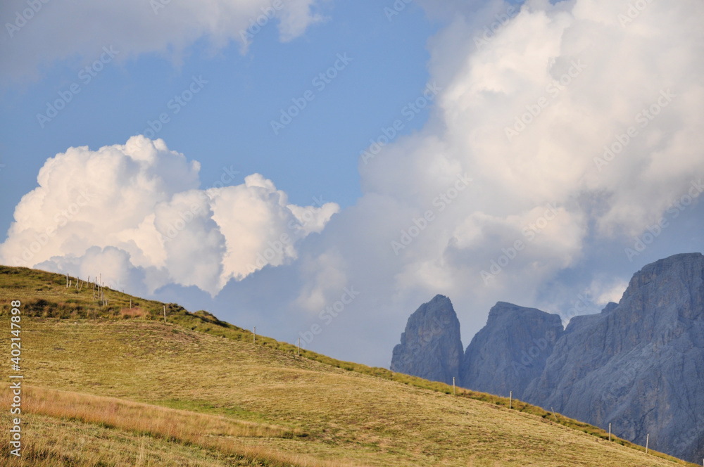 Górski krajobraz przed burzą, Dolomity, Włochy