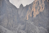 Pionowe górskie ściany Sassolungo, Dolomity, Włochy