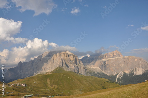 Górska panorama w rejonie Sassolungo, Dolomity, Włochy