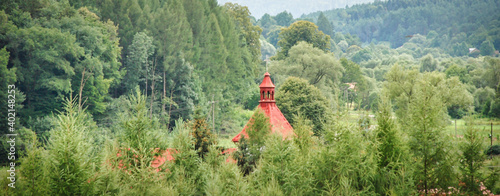Kościół ukryty wśród drzew w Bieszczadach