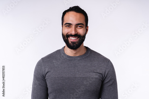 Foto Smiling arab man in casual attire isolated over white background