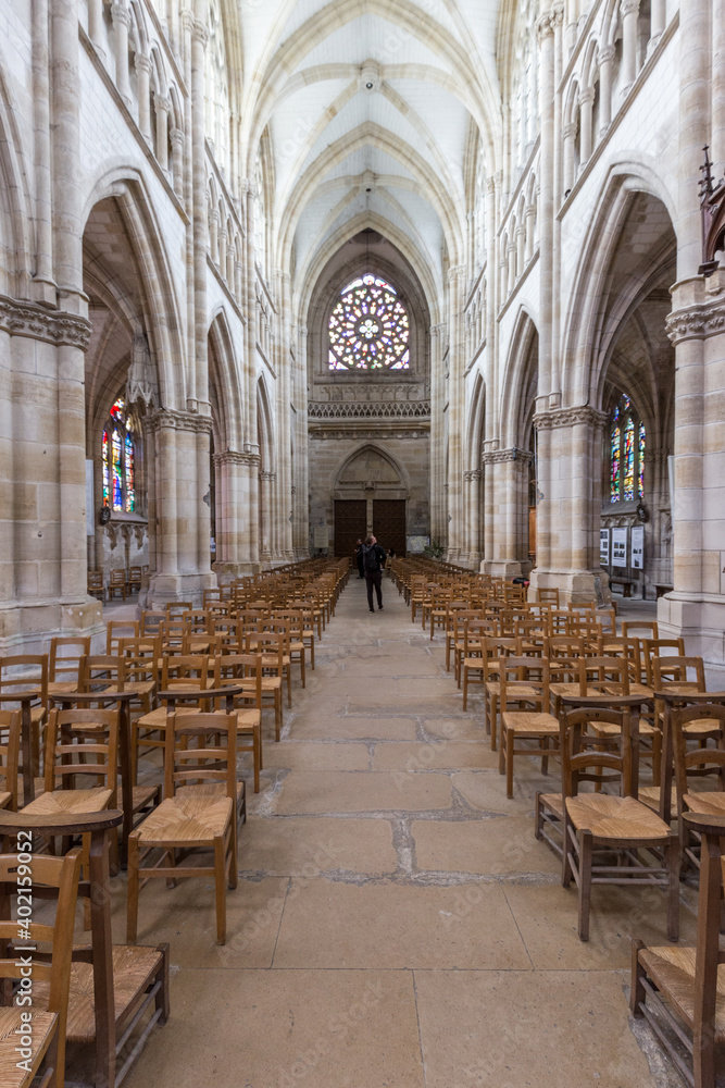Innenansicht der Basilika Notre-Dame in L'Épine