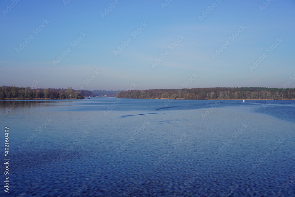 Idyllische, blaue, sonnige Wasserlandschaft der Havel im Winter