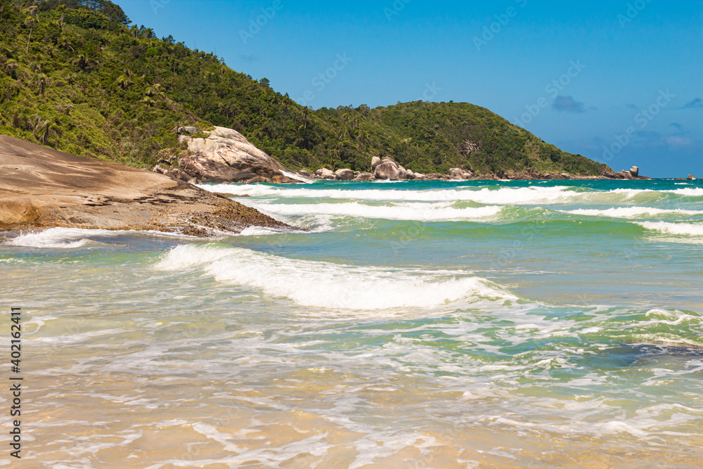 Costa de la hermosa playa tropical brasileña, ubicada en la playa de Atalaia en Mariscal, Bombinhas, Brasil