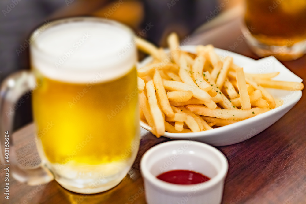 飲み会で定番のビールとフライドポテト 飲み会で定番のビールとフライドポテト