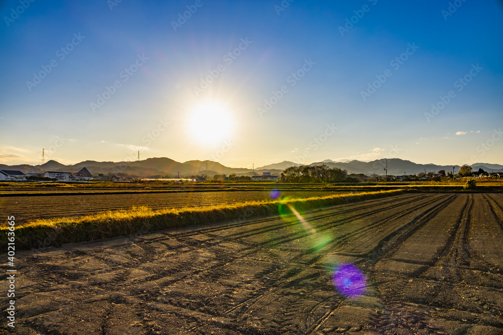 Obraz premium 夕暮れの空と山と畑