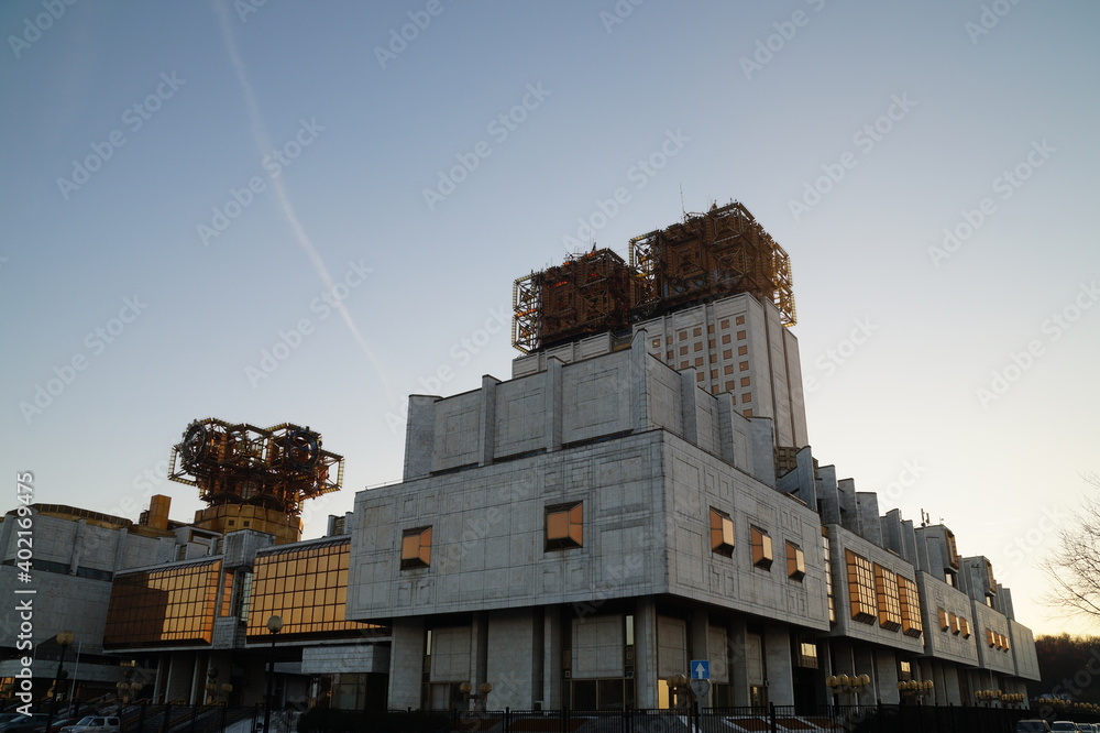 Fototapeta premium Moscow Academy of Sciences on Leninsky Prospekt during sunset