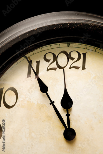 Retro Uhr mit Zifferblatt Silvester 2021