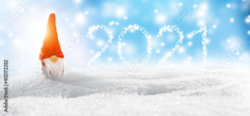 Kleines Weihnachtsmännchen wünscht Gutes Neues Jahr 2021