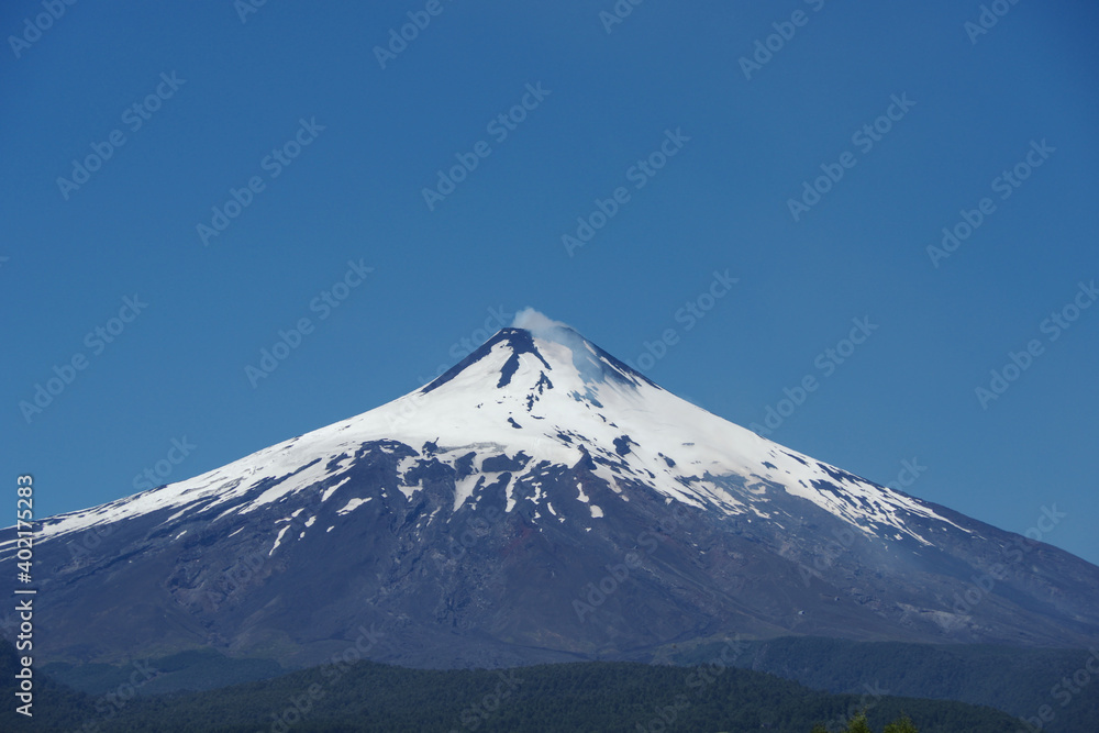 Vue sur le sommet enneigé du volcan Villarrica au Chili