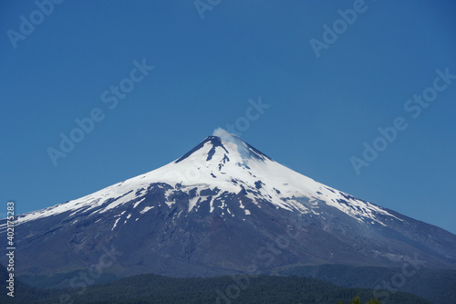 Vue sur le sommet enneigé du volcan Villarrica au Chili