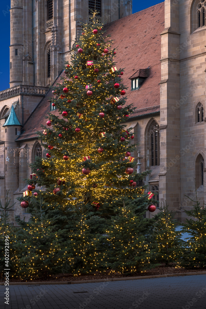 Christbaum vor der Kilianskirche in Heilbronn