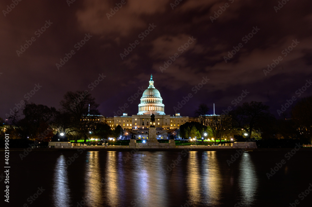 Obraz premium capitol building at night
