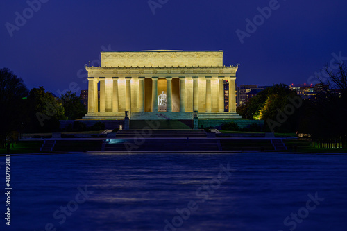 lincoln memorial at night