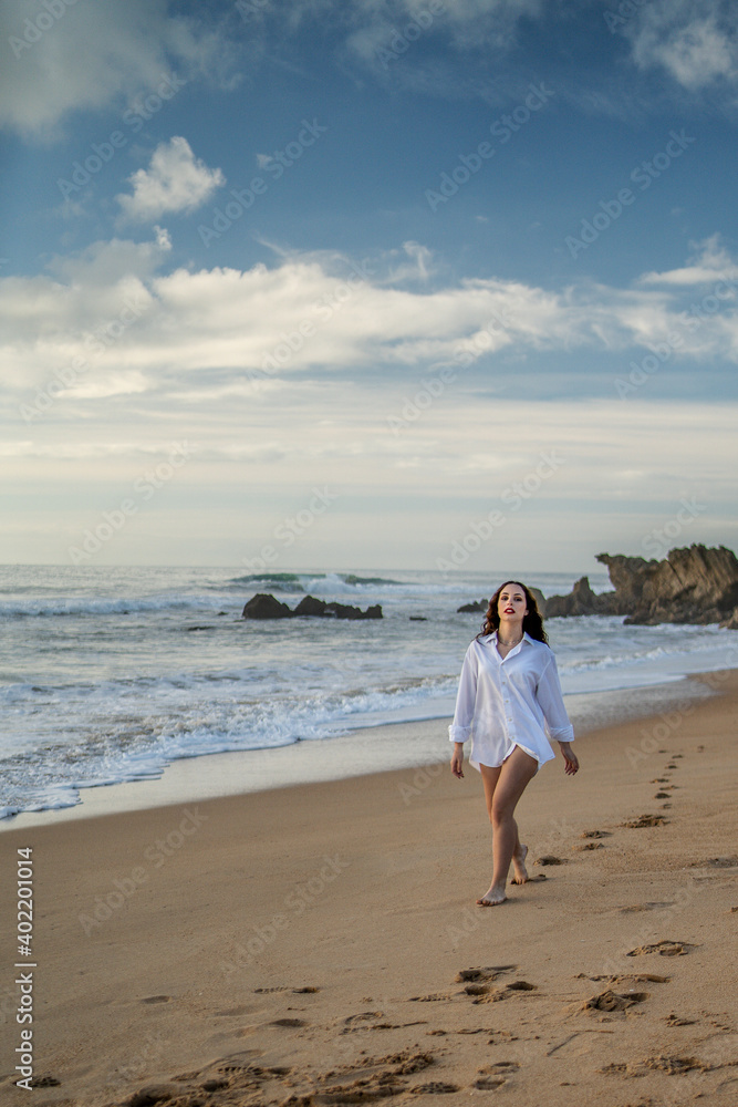 Chica feliz en la playa al sur de andalucia rosa sexy sugerente vestido camisa olas espuma rocas cala bohemia tanga bikini