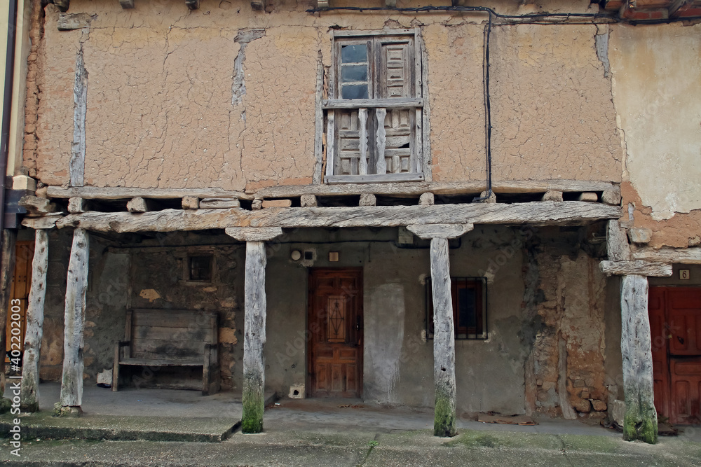Fachada de una vieja casa medieval en Peñaranda de Duero, Burgos, España.