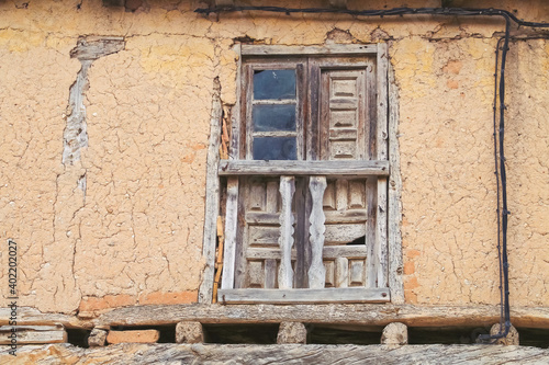 Una vieja ventana de una casa en Pe  aranda de Duero  Burgos  Espa  a.