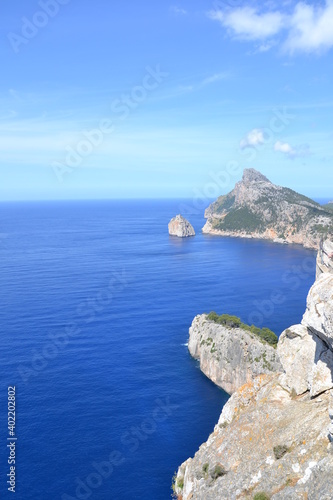 Blick über das Meer und Felsenfelsenkette