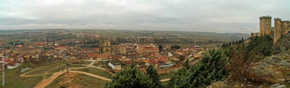 Vista panorámica de Peñaranda de Duero y su iglesia, la antigua colegiata de Santa Ana. Burgos, España.