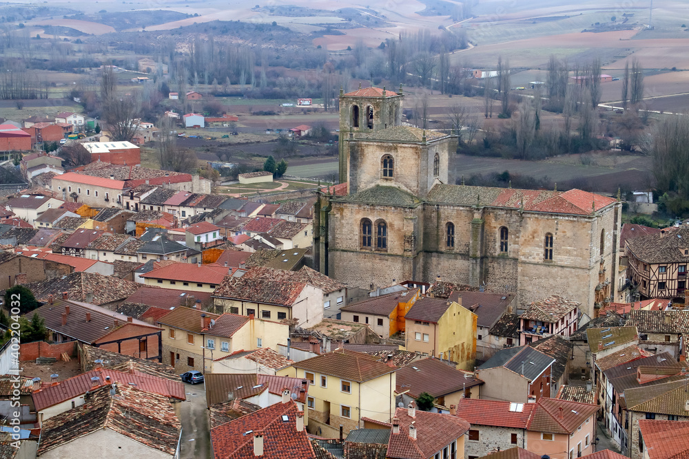 Iglesia y antigua colegiata de Santa Ana vista desde el castillo en Peñaranda de Duero, Burgos, España.