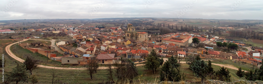 Vista panorámica de Peñaranda de Duero vista desde el castillo donde se ve la antigua colegiata de Santa Ana entre los tejados de las casas. Burgos, España.