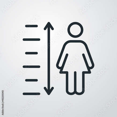 Medir la altura. Icono silueta mujer con regla y flechas con lineas en fondo gris