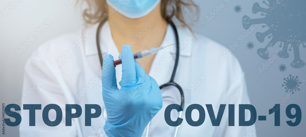 CORONAVIRUS - STOPP COVID-19 / CORONAIMPFUNG - Junge Ärztin hält Spritze mit Corona Impfstoff in ihrer Hand, mit Virus Symbol CORONAVIRUS - STOPP COVID-19 / CORONAIMPFUNG - Junge Ärztin hält Spritze mit Corona Impfstoff in ihrer Hand, mit Virus Symbol