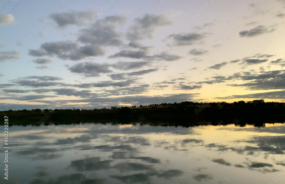 LAGO NUVENS CINZA AMARELO CÉU PRETO PÔR-DO-SOL ANOITECER