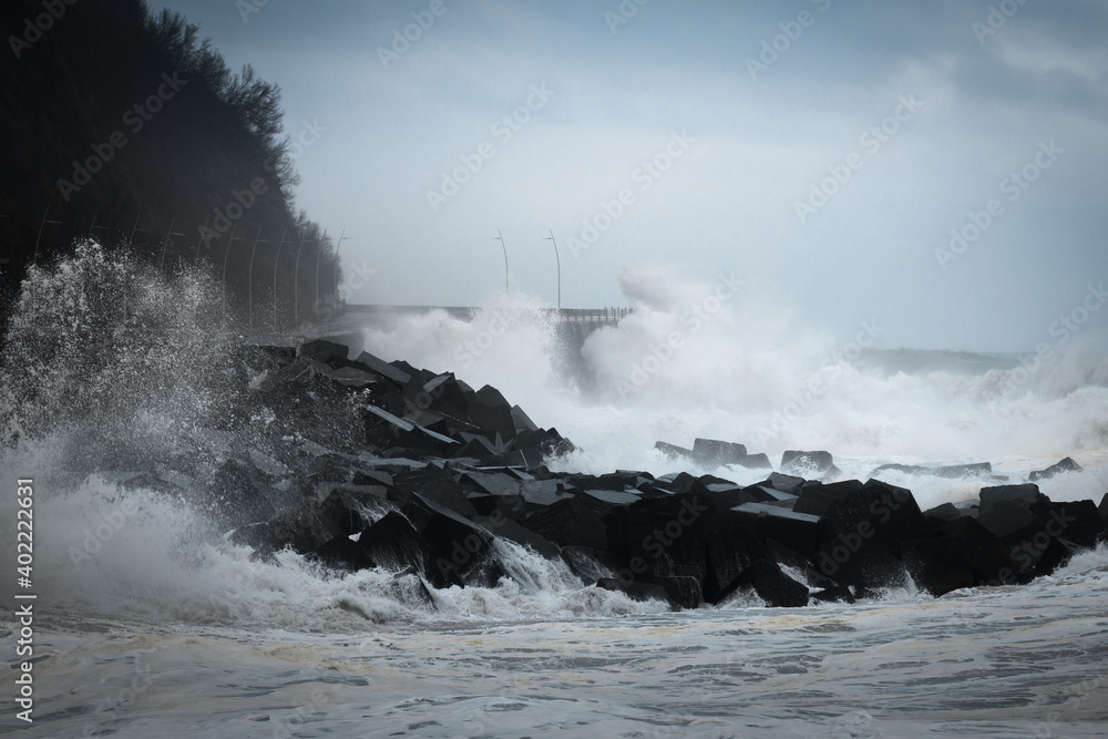 Obraz premium Waves breaking on the New Promenade of Donostia/San Sebastian, Spain