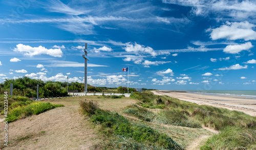 Lothringerkreuz mit der franz  sischen Flagge am Juno Beach bei Courseulles Sur Mer in Frankreich