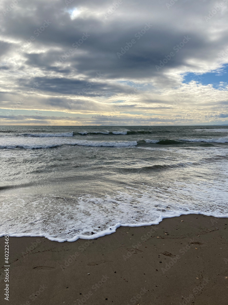 promenade sur une plage de la mer Méditerranée en France
