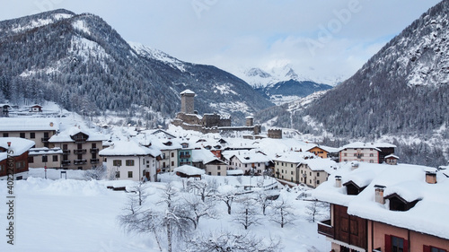 paese di montagna castello drone foto dall'alto paesaggio invernale case montagne ossana castello trentino 