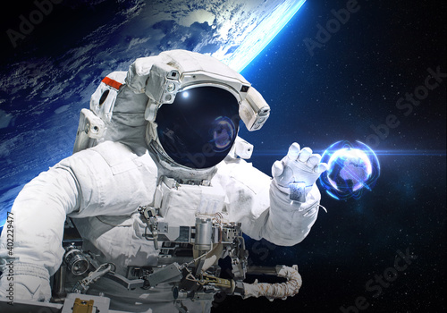 Foto Astronaut on the orbit trying to catch digital earth ball globe