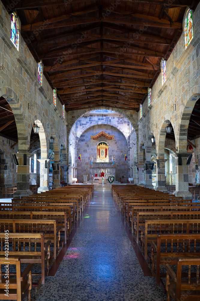 interior de la Iglesia de Guadalupe, Santander, Colombia 