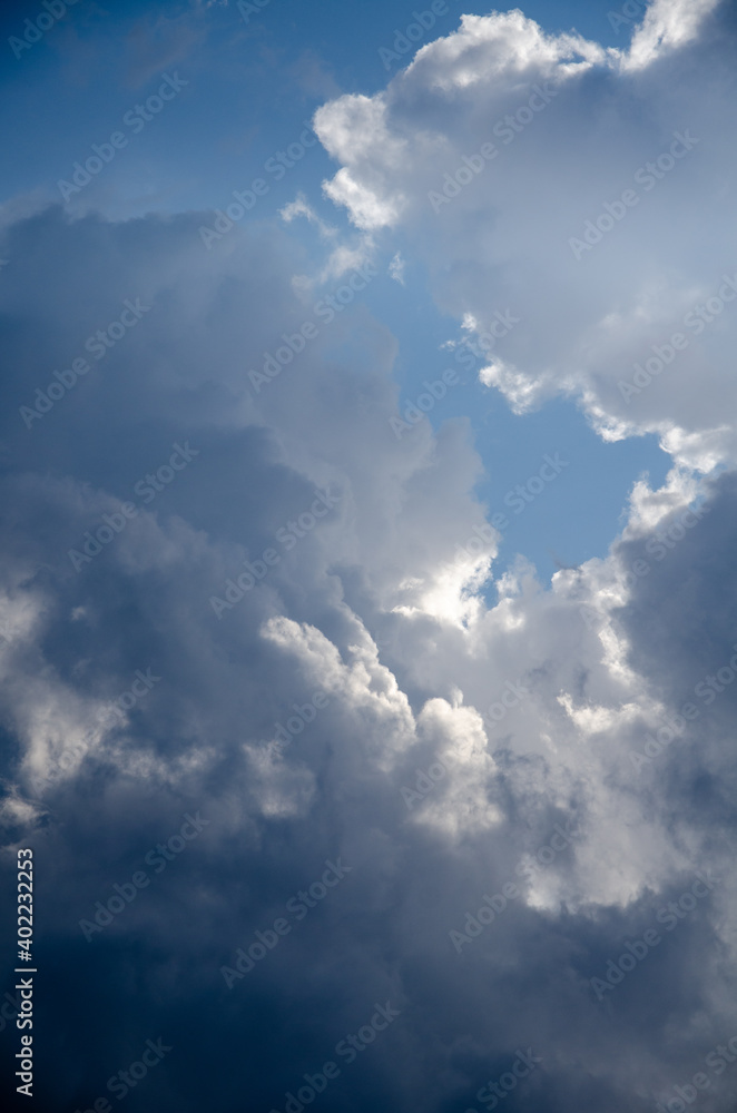 Obraz premium Dramatic cloudscape. Sky background with gray clouds