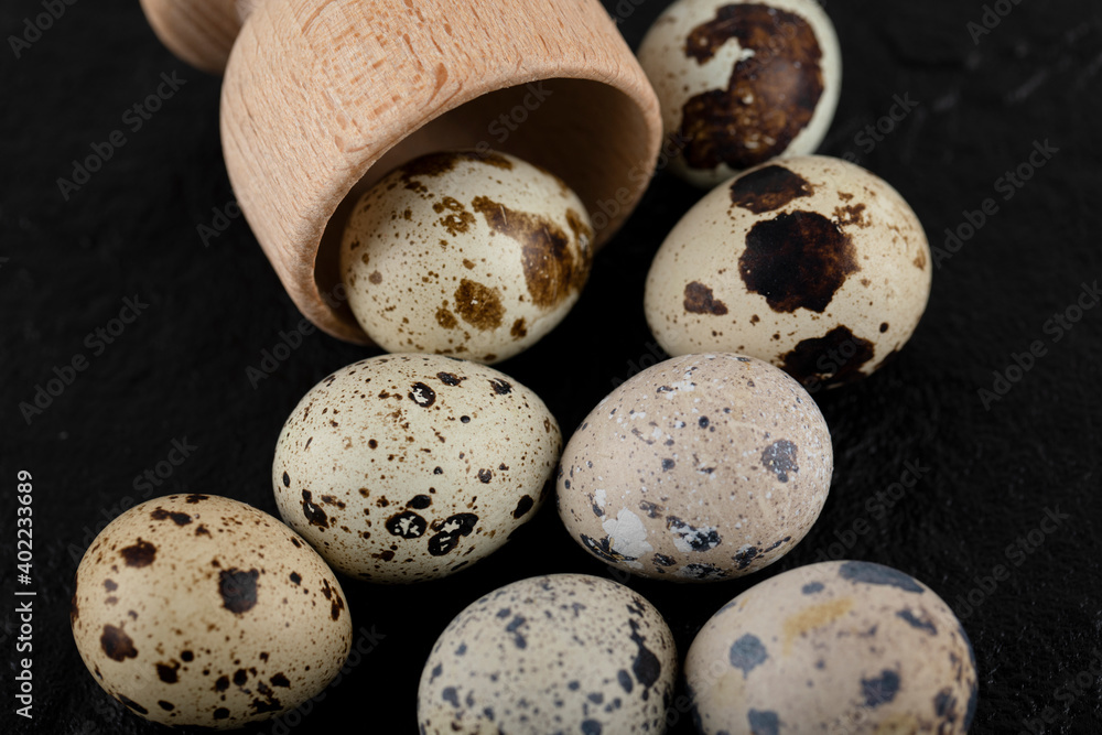 Obraz premium Fresh farm quail eggs out of wooden box