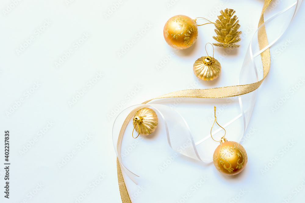 adornos navideños dorados sobre fondo blanco Stock Photo | Adobe Stock