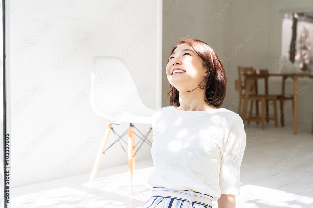 リラックスする女性 木漏れ日 リラックスする女性 木漏れ日