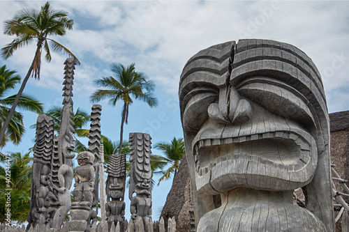 Cuadro en lienzo Hale o Keawe, wood carvings