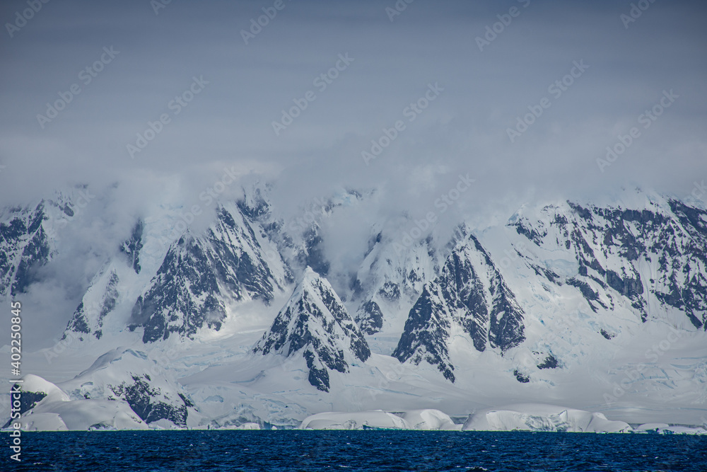 montañas antártica bajo las nubes 