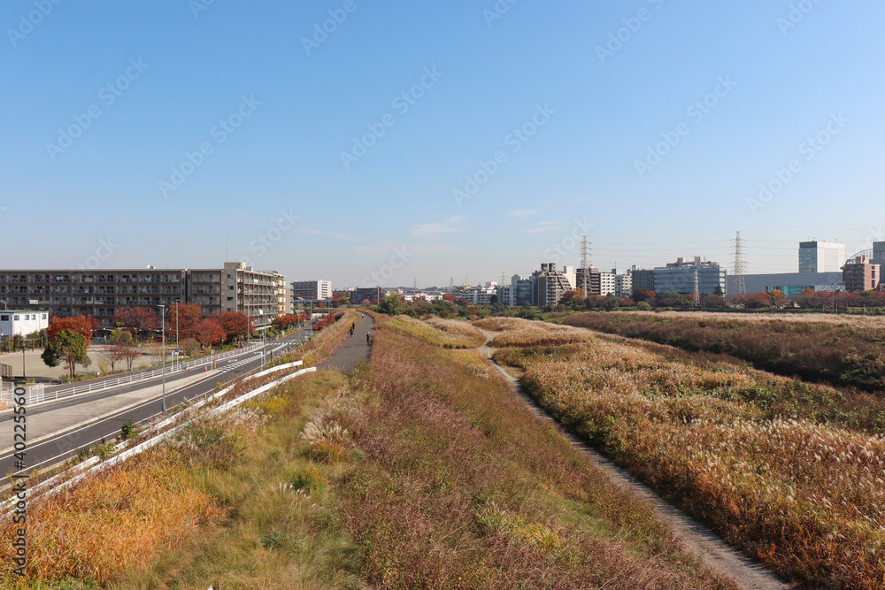 新横浜付近の鶴見川(神奈川県横浜市港北区) 新横浜付近の鶴見川(神奈川県横浜市港北区)