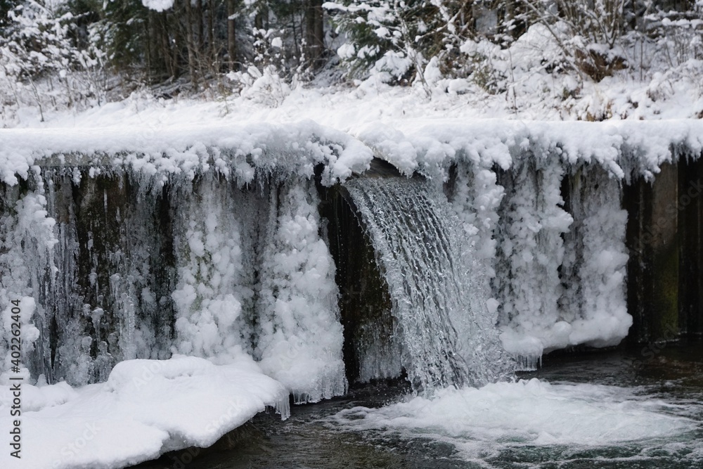 Gefrorener Wasserfall an einem Voralpen Bach Gefrorener Wasserfall an einem Voralpen Bach