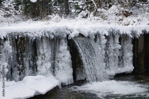 Gefrorener Wasserfall an einem Voralpen Bach 