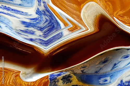 Ilustración abstracta de un delicioso té con leche dulce y cremoso servido en una taza de porcelana inglesa en tonos azules y blancos. Fondo con efecto metálico y formas geométricas. (ID: 402264839)