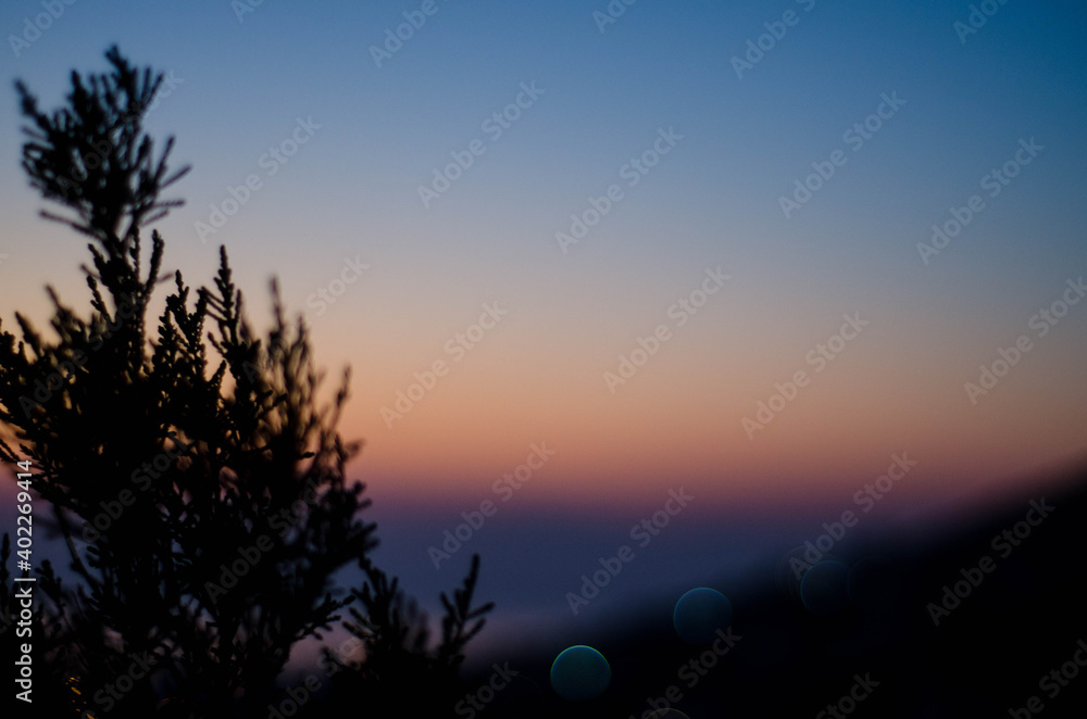 Obraz premium Sunrise over a seaside town