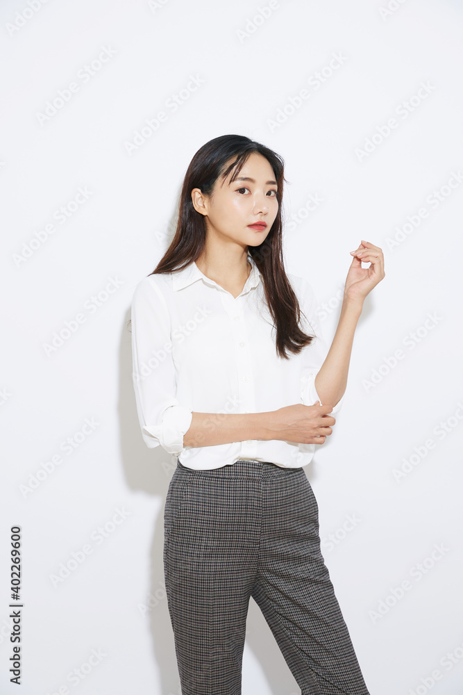 若い女性のスタイリッシュなビジネスポートレート 若い女性のスタイリッシュなビジネスポートレート