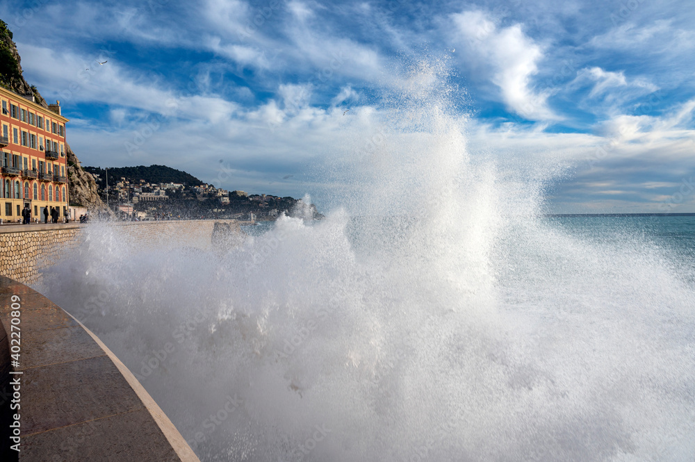 Mer déchaînée sur la pointe de Rabau-Capeù à Nice en hiver en France