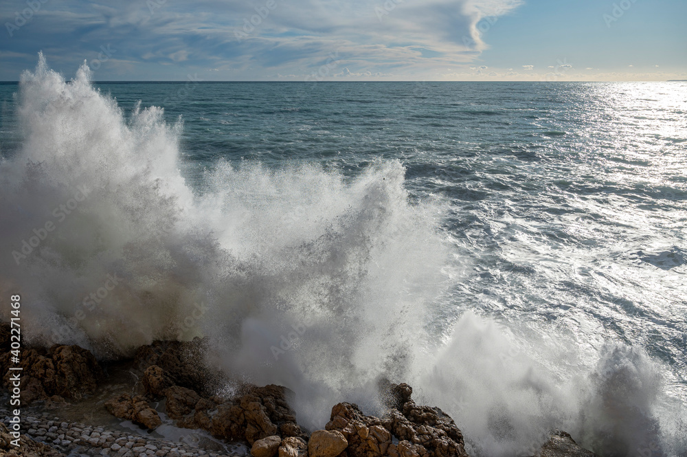Fototapeta premium Mer déchaînée sur la pointe de Rabau-Capeù à Nice en hiver en France