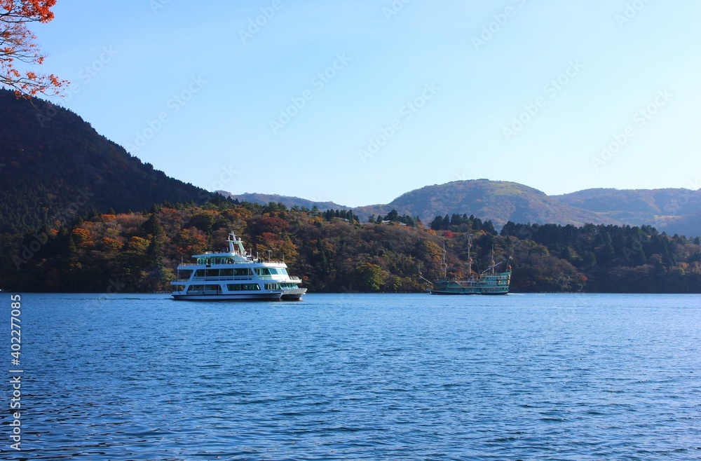 芦ノ湖の秋　　　箱根山のカルデラ湖