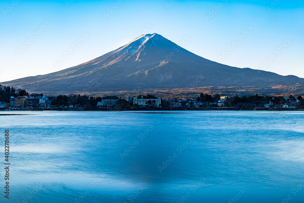 河口湖から眺める富士山　冬景